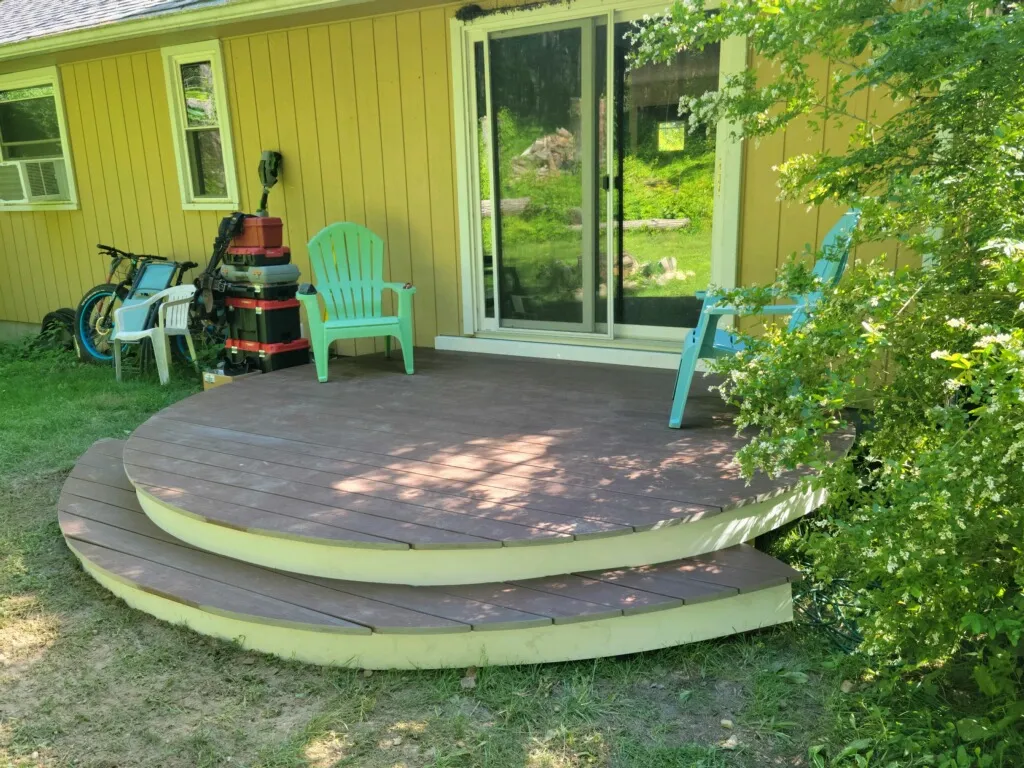 Finished curved composite deck with a wraparound step