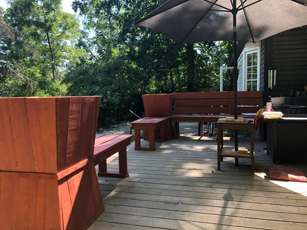 Built-in L-shaped deck benches and planters